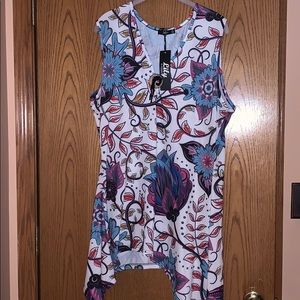 Paisley look flowered tunic NWT🌺🌺3/$10